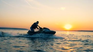 Bir adam ajet Kayak günbatımı waterscape koşuyor
