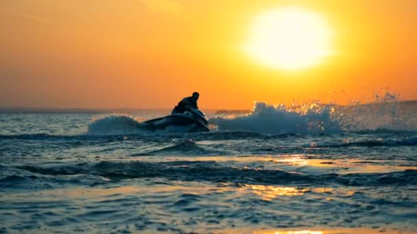 Paisaje acuático al atardecer con un hombre esquí acuático . — Vídeo de stock