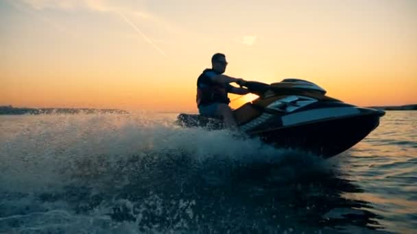 Jet-ski processus d'un homme pendant le beau coucher de soleil — Video