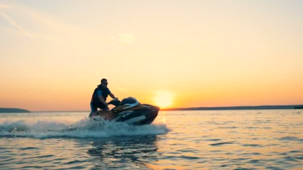 Jetskier professionista sta attraversando le acque aperte al tramonto — Video Stock