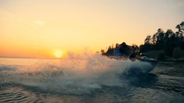 Man op een jet ski in een waterreservoir — Stockvideo