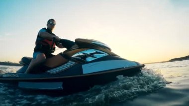 Erkek jetskier bir waverunner su deposu biniyor