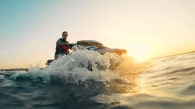 Gün batımı göl jet Kayak bir adamla. WAVERUNNER sürme.