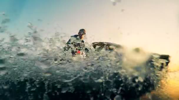 Широкий вигляд водяного скутера під час заходу сонця — стокове відео