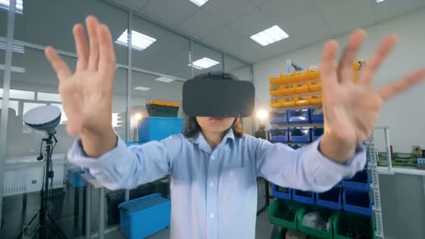 Niño trabajando en gafas VR en un laboratorio. Concepto de realidad virtual . — Vídeo de stock