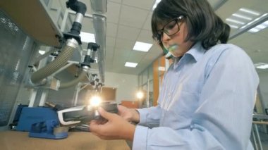 Çocuk elinde bir dron tutar, yakın çekim.