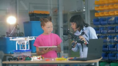 İki çocuk ile bir dron, çalışma yakın çekim.