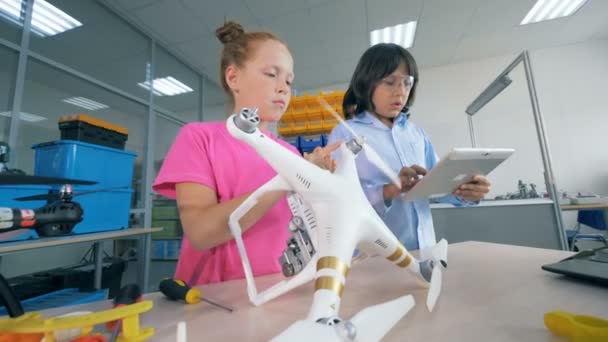 Twee kinderen vast een drone, close-up. — Stockvideo