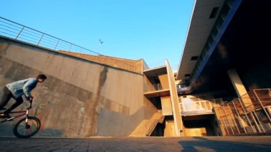 Bir kişi ağır çekim bir Bmx bisiklet sürme.