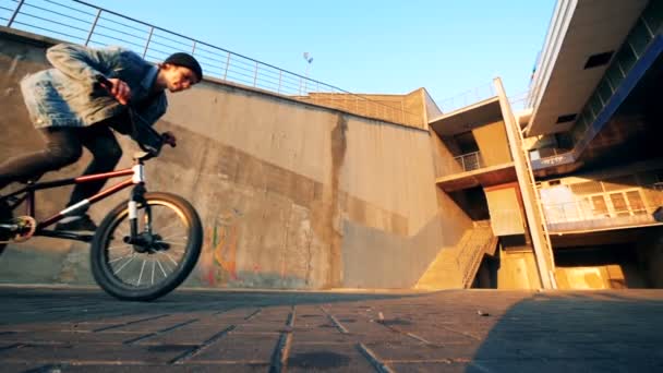 Подросток падает с велосипеда, замедленная съемка . — стоковое видео