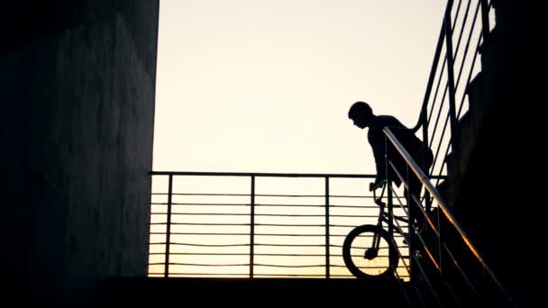 A pessoa pula em uma bicicleta perto da escada, câmera lenta . — Vídeo de Stock