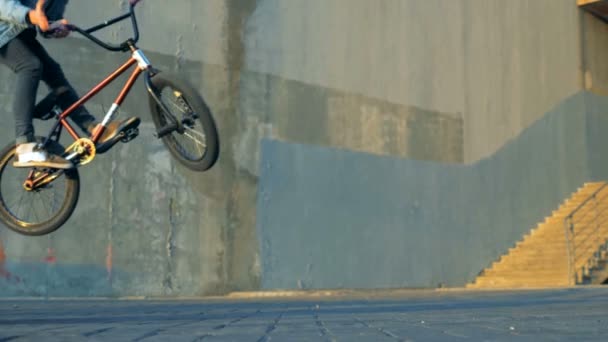 Rider jumps on a BMX bike, slow motion. — Stock Video
