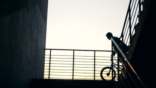 Gefährliche Stunts auf dem Fahrrad, Zeitlupe. — Stockvideo