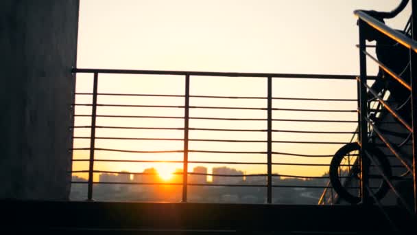 Professional rider jumps on a bike, slow motion. — Stock Video