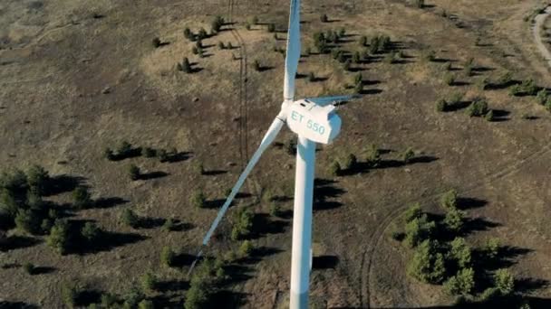 Een witte windturbine, close-up. Luchtfoto — Stockvideo