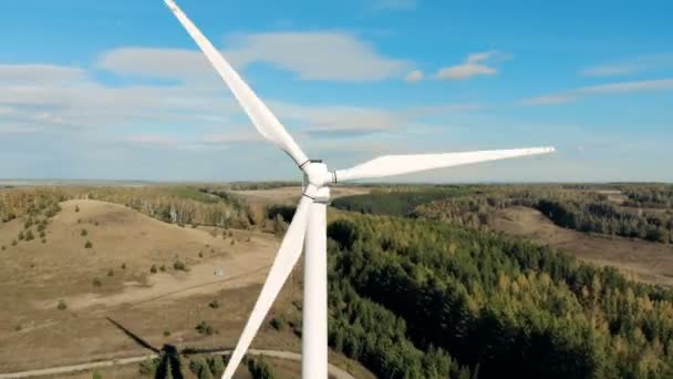 Funktionierender Windgenerator aus nächster Nähe. grüne Energie, Konzept für erneuerbare Energien. — Stockvideo