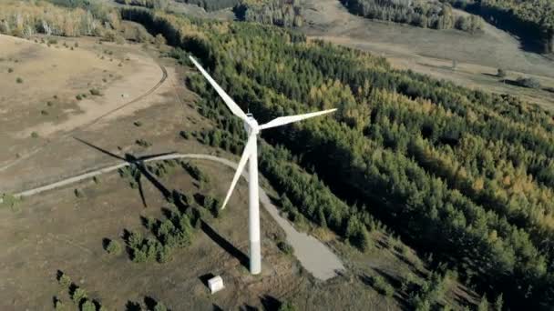 Σύγχρονη άνεμος τουρμπίνα εργασίας. Πράσινη ενέργεια, ανανεώσιμες πηγές ενέργειας έννοια. — Αρχείο Βίντεο
