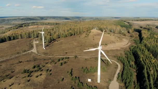 Molinos de viento girando en un campo, vista aérea . — Vídeos de Stock