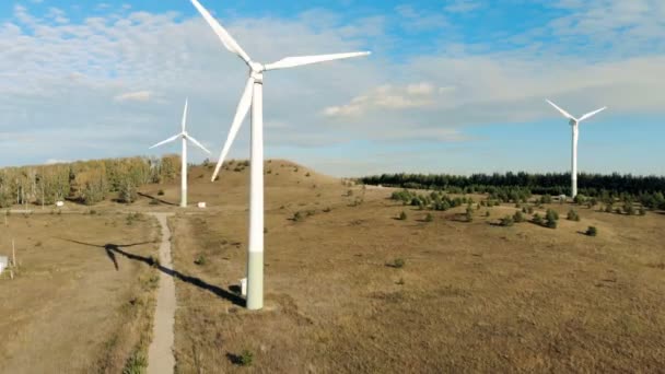 Werkende windturbines op de achtergrond van een bos. Energie windturbines, vogel-oog mening. — Stockvideo