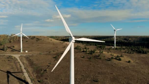 Kovové větrné turbíny otočit, výrobu energie. Alternativní energetické koncepce. — Stock video