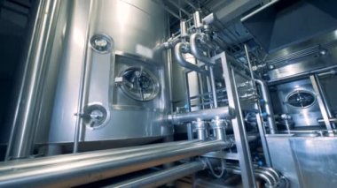 Bira tank, Muhafazası, fabrika pipiline bir fabrikada yakın çekim.