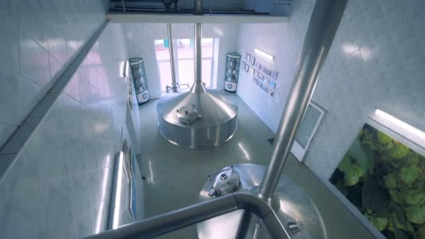 Dos contenedores en la cervecería. Vasos de fermentación de acero . — Vídeo de stock