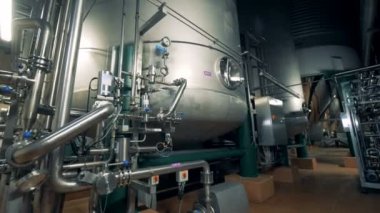 Bira, bir fabrika konteyneriyle yakın çekim.