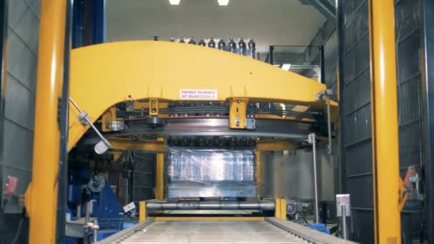 Geautomatiseerde machine wraps flessen, close-up. — Stockvideo