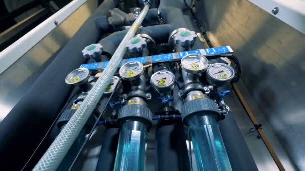 Moderne water zuivering apparatuur. Kleppen, meters op een water quality control panel. — Stockvideo