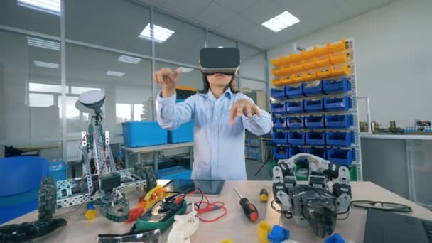 Ребенок Работает Очках Виртуальной Реальности Специальной Лаборатории — стоковое видео