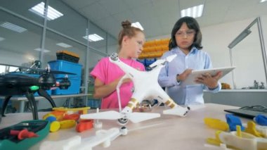 Kız ve oğlan bir dron, tamir kapat.