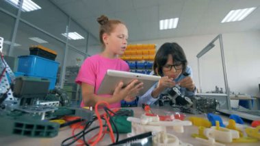 Robot, programlama sabitleme, çocukların yakın çekim.