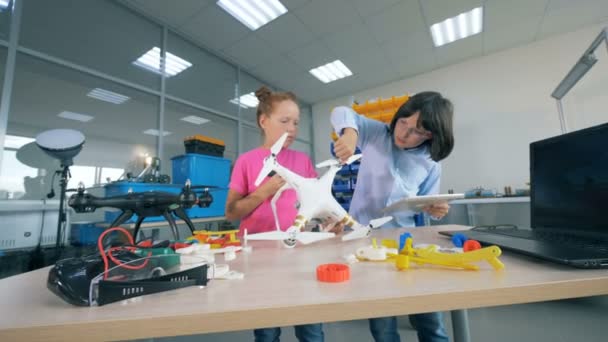 Ragazzi della scuola che lavorano con UAV nel laboratorio scolastico . — Video Stock