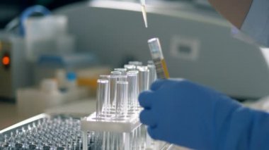 Tıp uzmanları el sıvı madde bir gemiden diğerine transfer ettiğiniz.