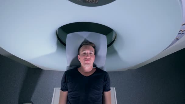 Ovanifrån av en liggande man flyttar in i en Mri maskin — Stockvideo