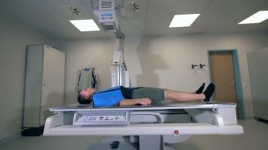 Erkek hasta bir x-ray tarama yordamı geçiyor