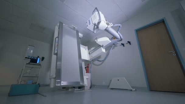 La máquina de escaneo médico se está poniendo en la posición correcta — Vídeos de Stock