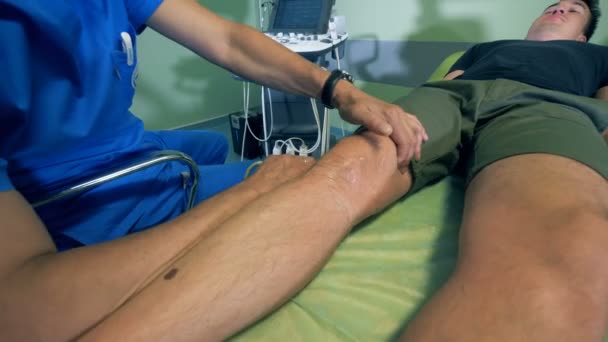 Ногу мужчины сканируют во время артроскопии. — стоковое видео