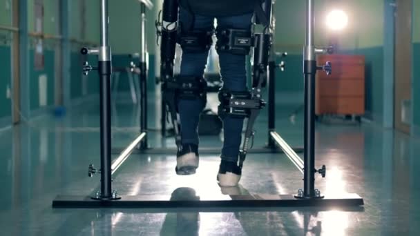 Disabled man is training to walk with the help of a medical mechanism — Stock Video