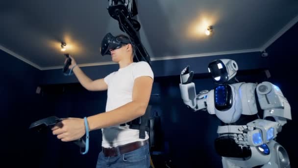 Dospívající dělá cyborg přestup své zbraně z Vr platforma — Stock video