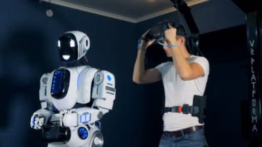 VR platformu tarafından erkek genç bir insan benzeri robot yönetmek için kullanılır