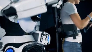 Cyborg hareketleri sanal gerçeklik kulaklık genç bir erkekte sonra tekrar ediyor