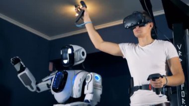 Sanal gerçeklik donanımları bir erkekte içinde zaman uyumsuz bir robot ile ilerliyor