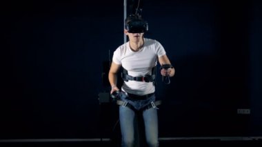Erkek genç düzensizce Vr platformu kullanırken hareket ediyor. Sanal gerçeklik kulaklık oyun 360 oyun.