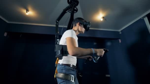 Virtual-Reality-Plattform und ein junger Mann, der sie in einem Spielprozess benutzt. Virtual-Reality-Spielkonzept. — Stockvideo
