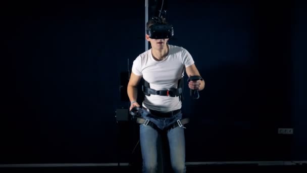 Adolescent masculin se déplace chaotique tout en utilisant la plate-forme VR. Casque de réalité virtuelle jeu 360 . — Video