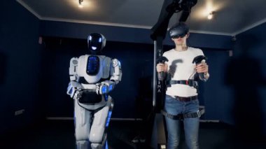 İnsan benzeri robot ve Vr gözlük bir genç adam ellerini ileriye birlikte atma vardır