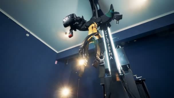照らされた部屋には使用されていない仮想現実のプラットフォーム — ストック動画