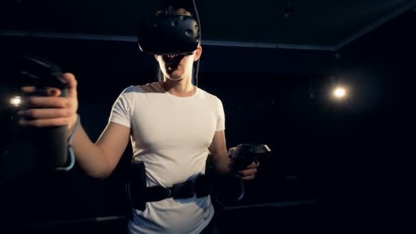 Een man in virtual reality bril is steeds verrast — Stockvideo