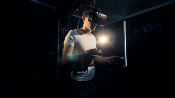 Tiener guy is getting geschrokken tijdens gaming met een Vr-platform — Stockvideo